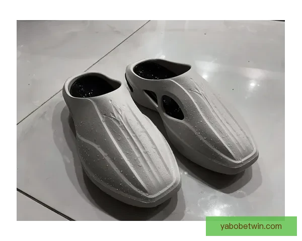 约基奇赛后穿小黄人拖鞋接受采访 曾化身格鲁角色展现幽默风采